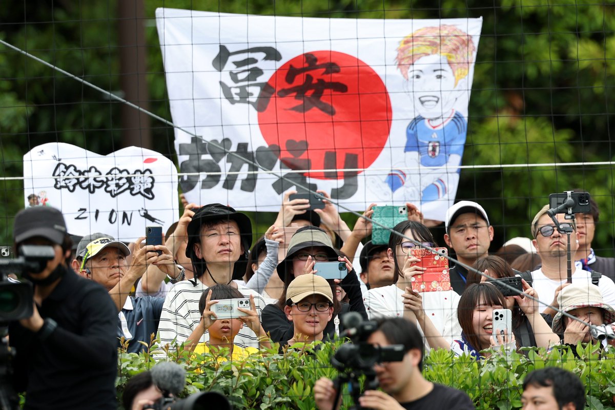 RESPECTion2026's tweet photo. ** ┈┈┈┈┈┈┈┈**
RESPECTion!フォト
サッカー日本代表・冨安健洋へのメッセージを掲げるファン(蔵賢斗撮影)
** ┈┈┈┈┈┈┈┈**
#RESPECTion
#リスペクション https://t.co/ICCZ5iwfza