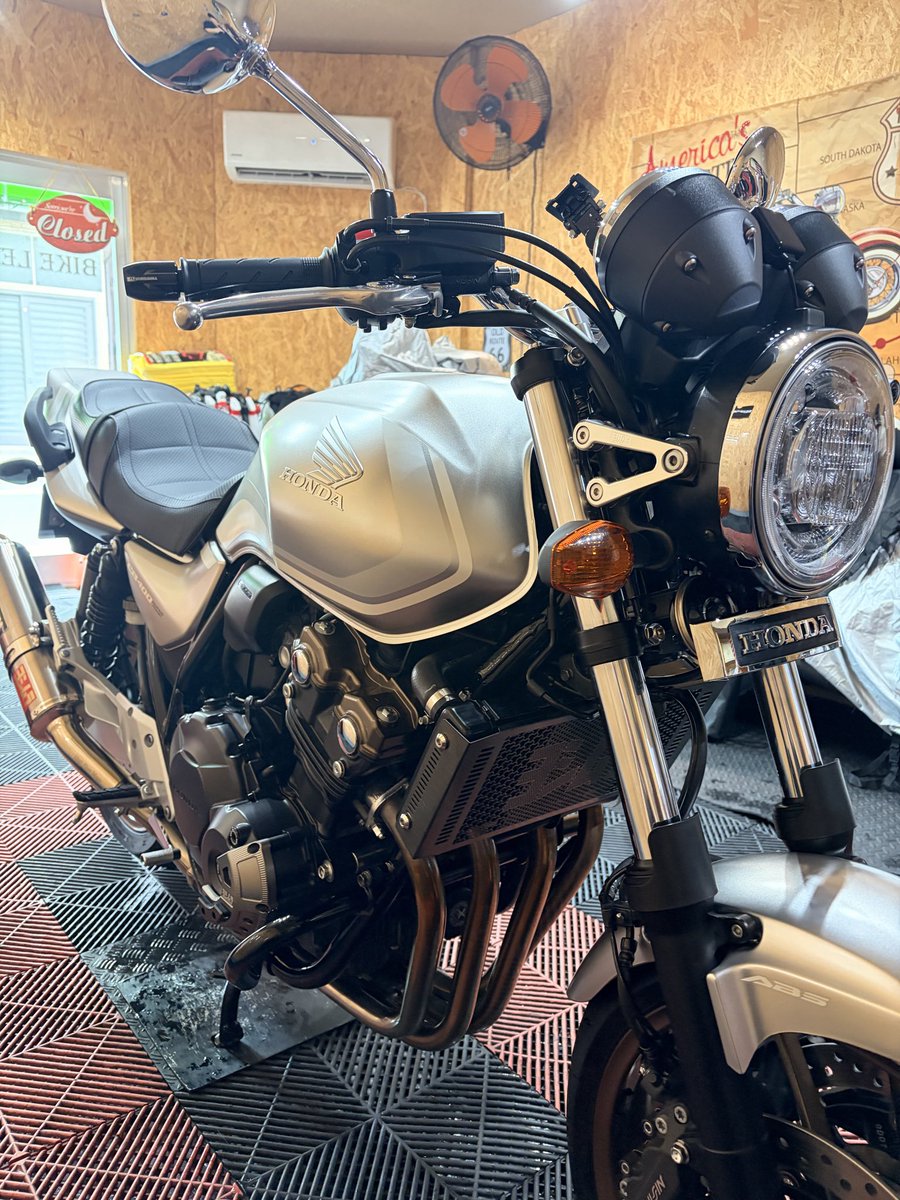 bikelean's tweet photo. CB400SFのお客様でセミガラスコーティングさせて頂きました🫧

わざわざ所沢市からのご来店誠にありがとうございました🙇

https://t.co/S1AUuWJ6JQ
https://t.co/MwCFCmpK4F…
#bikelean #バイクリーン #洗車 #バイク洗車 #バイク洗車専門店 #バイク洗車場 #富士見市 #バイク好きと繋がりたい #バイク乗りと繋がりたい  #flhx #xl883 #z1100 #cb400sf