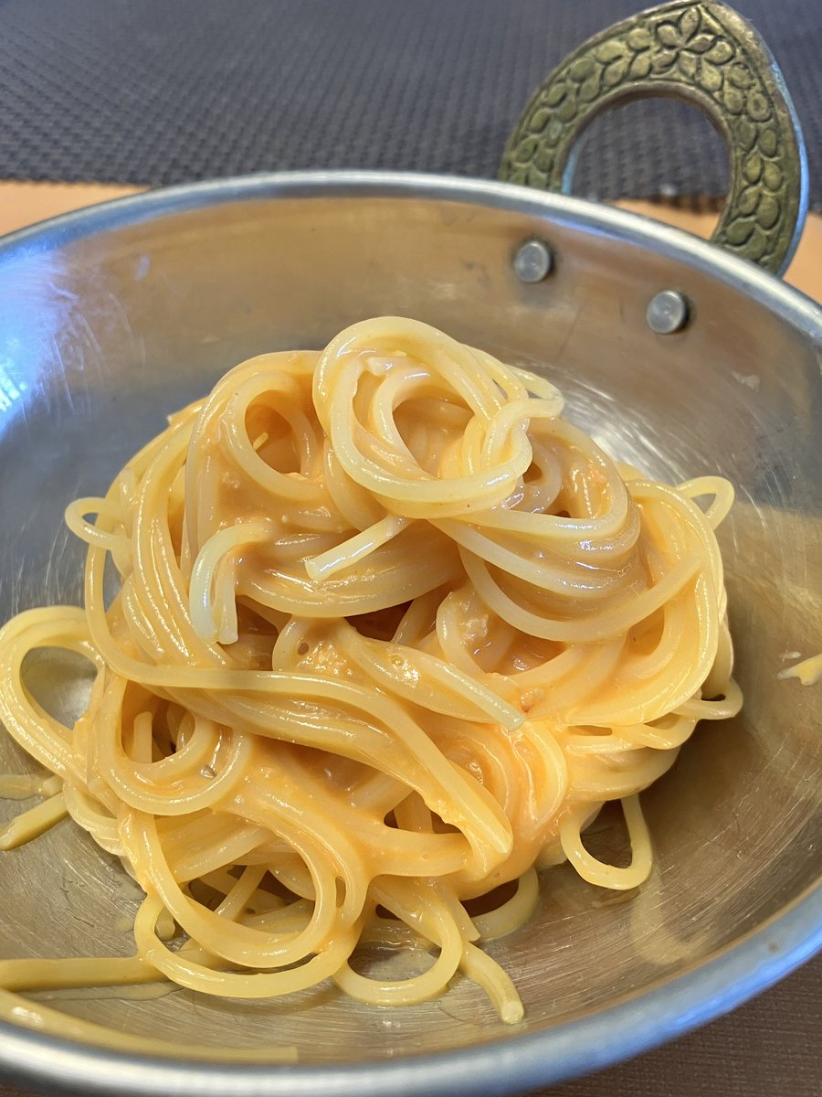 chitake's tweet photo. ダルバートとパスタ
ソースオマール思ったより美味いけどスウェした玉ねぎ(願わくばシャロット)と一緒に煮て漉したらもっと厚みのある味になると思う　このままだと少し薄っぺらい味 https://t.co/6uGH74Kkxc