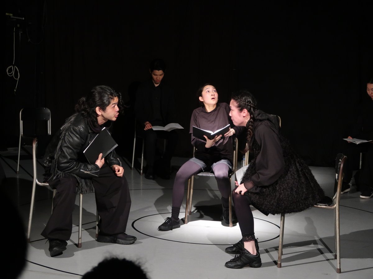 nnt_dramastudio's tweet photo. #新国立劇場演劇研修所 では、基礎的な訓練に力点をおいた1年次の研修のあと、2年次で戯曲を演じるシーンスタディが始まります。
第21期生（2年次）は #黒岩亮 先生のご指導のもと初めてのシーンスタディとして「ブンナよ、木からおりてこい」に挑み、6月3日と4日、研修所内発表会を行いました🐸🌳 https://t.co/w5Cps1AAie
