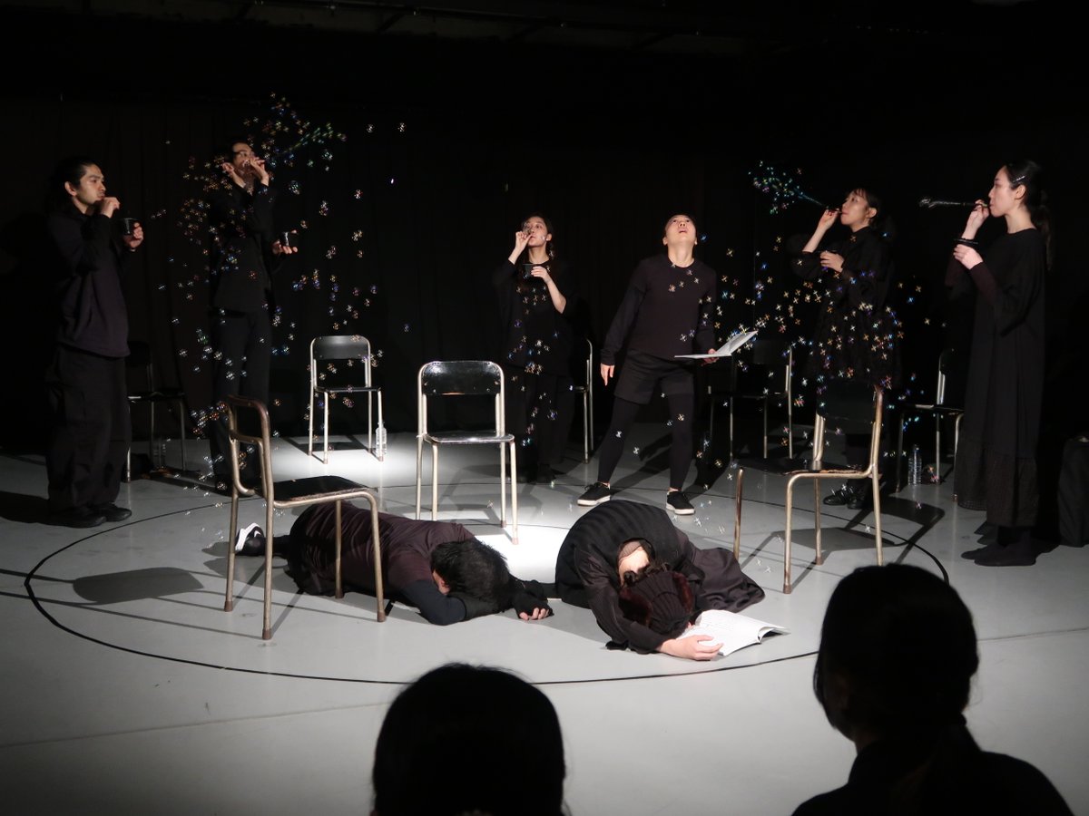 nnt_dramastudio's tweet photo. #新国立劇場演劇研修所 では、基礎的な訓練に力点をおいた1年次の研修のあと、2年次で戯曲を演じるシーンスタディが始まります。
第21期生（2年次）は #黒岩亮 先生のご指導のもと初めてのシーンスタディとして「ブンナよ、木からおりてこい」に挑み、6月3日と4日、研修所内発表会を行いました🐸🌳 https://t.co/w5Cps1AAie
