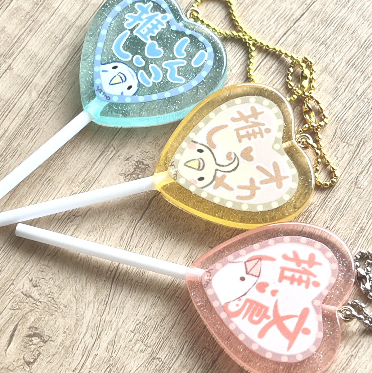 suichan04's tweet photo. 明後日6/7日曜はビッグサイトでコミティアです(っ’ヮ’c)ﾜｱ　前回好評だったペロキャン、文鳥とオカメver.も作りました
か、かわいい…美味しそう🍭 https://t.co/EvGMIW66gm