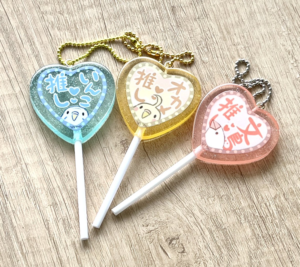 suichan04's tweet photo. 明後日6/7日曜はビッグサイトでコミティアです(っ’ヮ’c)ﾜｱ　前回好評だったペロキャン、文鳥とオカメver.も作りました
か、かわいい…美味しそう🍭 https://t.co/EvGMIW66gm