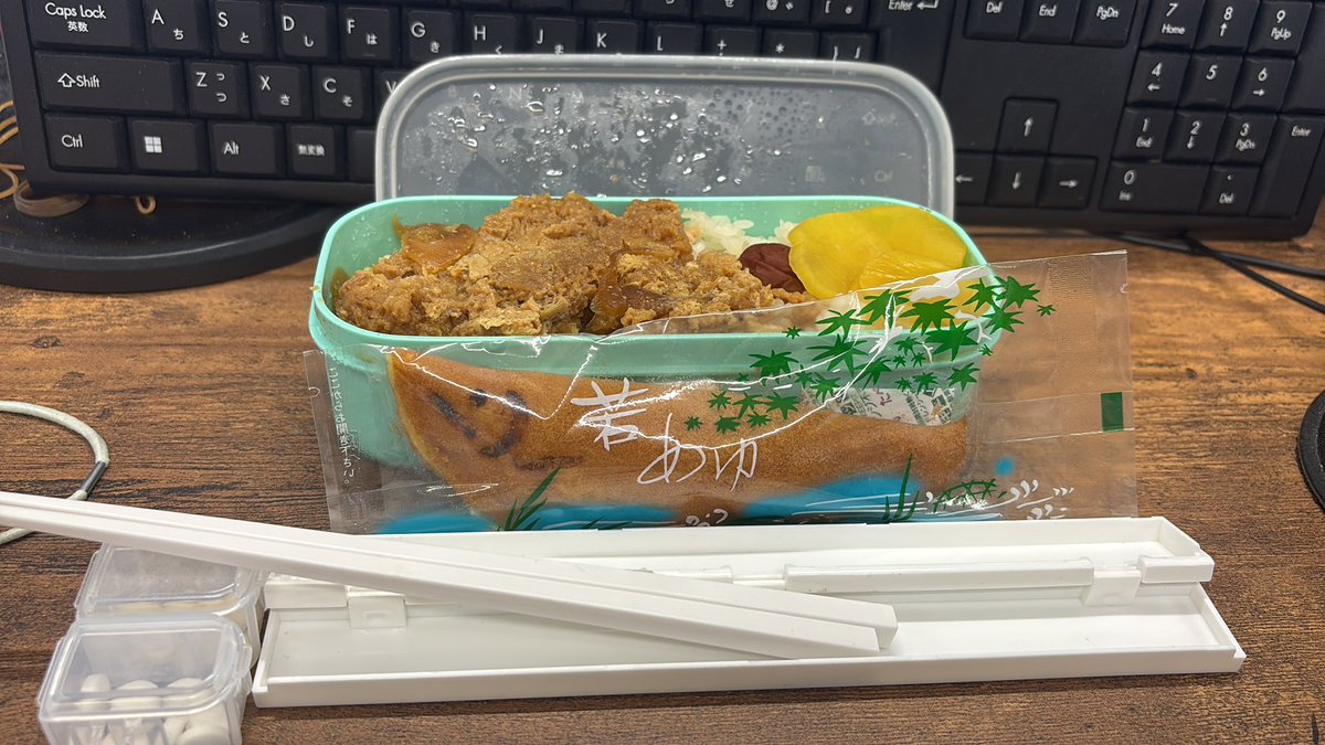 buranchu's tweet photo. 今日のごはんに若鮎。
中川の大好物です。
鮎と言うのは、東アジア一帯に分布する回遊魚です。
清流の女王とも呼ばれる魚です。
この子は若い鮎なのでカステラでお餅を巻いた姿をしています。
成魚は、30cmほどの大きさになる個体もいるそうです。 https://t.co/oIpLRDQvMd