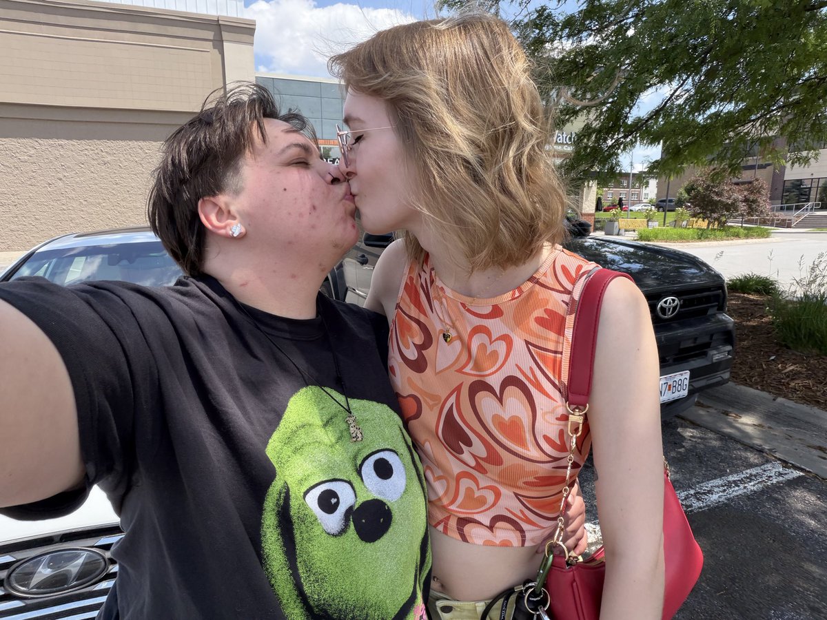 itiskurtis's tweet photo. happy pride 🏳️‍⚧️💕🩵!! :3 #t4t https://t.co/glDJiEKEA6