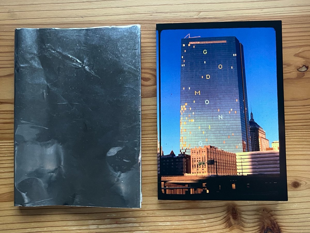 2dawn's tweet photo. 新刊の『MEMO IES』は「スーラング（Suurang.）」=宇宙文（!?）文体につき『ノーバディ～』よりアブストラクトマシマシ、「？？？？」多め。それでもやっぱり最後にはジーンときちゃう。どういうこと。 https://t.co/a49ywZvsNd