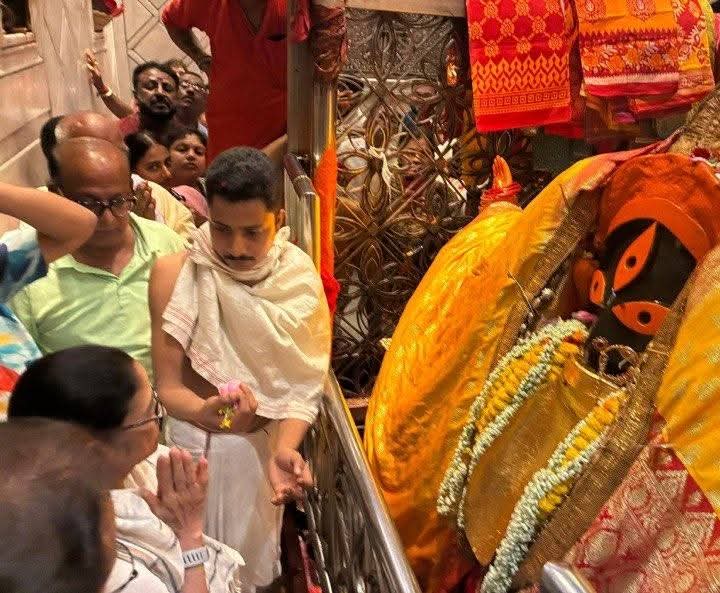 jpsin1's tweet photo. 1- तस्वीर- जब ममता बनर्जी के साथ 200+ विधायक हो।

2-  तस्वीर- जब उनके साथ 20 विधायक हो।

3:-तश्वीर-  जब अखिलेश यादव के पास 220 + विधायक हो

4-  तस्वीर - जब अखिलेश यादव के पास मात्र 100 विधायक हो

 हिंदुओं कुछ समझ में आया ??

यह जब-जब विपक्ष में जाते हैं तब हिंदू बन जाते हैं हिंदुओं को मूर्ख बनाने की कोशिश करने लगते हैं

 तब इनको एहसास होता है कि कट्टर परस्त मुस्लिम सोच मुस्लिम तुष्टिकरण ने ही उनको डुबाया है 

तो इसीलिए इन बहुरूपियों के जाल में मत फसना

क्योंकि सत्ता में आने के बाद यह फिर से अपने पुराने रूप में आ जाते हैं यानि वही हिंदुओं से नफरत और इस्लाम परस्त