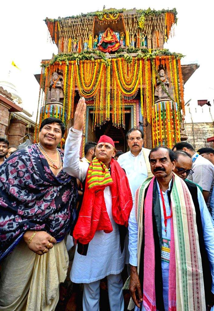jpsin1's tweet photo. 1- तस्वीर- जब ममता बनर्जी के साथ 200+ विधायक हो।

2-  तस्वीर- जब उनके साथ 20 विधायक हो।

3:-तश्वीर-  जब अखिलेश यादव के पास 220 + विधायक हो

4-  तस्वीर - जब अखिलेश यादव के पास मात्र 100 विधायक हो

 हिंदुओं कुछ समझ में आया ??

यह जब-जब विपक्ष में जाते हैं तब हिंदू बन जाते हैं हिंदुओं को मूर्ख बनाने की कोशिश करने लगते हैं

 तब इनको एहसास होता है कि कट्टर परस्त मुस्लिम सोच मुस्लिम तुष्टिकरण ने ही उनको डुबाया है 

तो इसीलिए इन बहुरूपियों के जाल में मत फसना

क्योंकि सत्ता में आने के बाद यह फिर से अपने पुराने रूप में आ जाते हैं यानि वही हिंदुओं से नफरत और इस्लाम परस्त