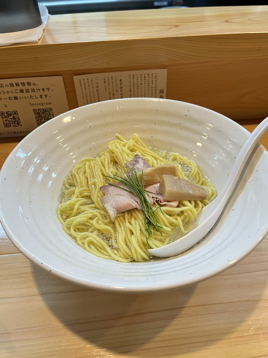 North215's tweet photo. つけ麺晴で特製醤油昆布水つけ麺。
隣にある店のまがり鶏の昆布水つけ麺と比べて塩味がまろやか。
トッピングの豚は脂がとろけて味玉もめっちゃ染みてるのでいい感じ。 https://t.co/a9bMeosTdS