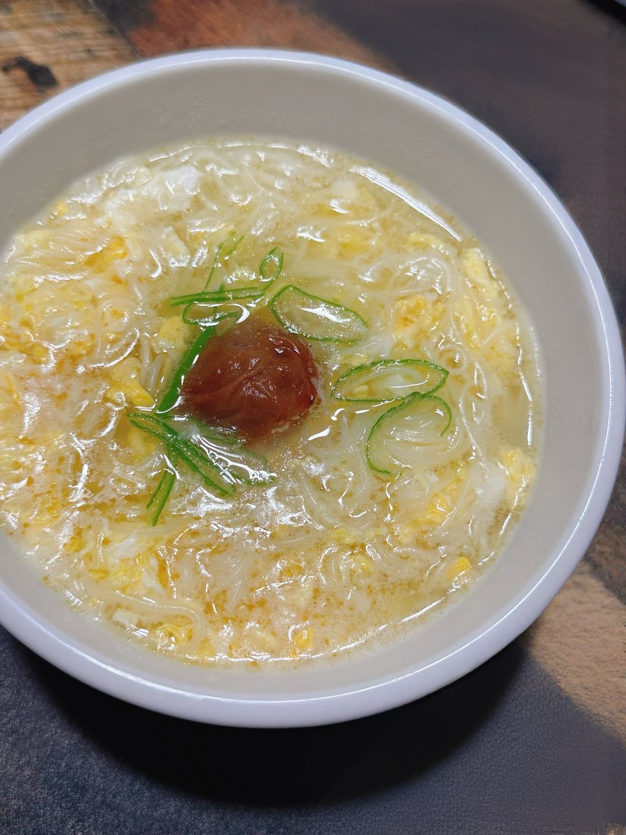 ayatanponpon's tweet photo. 先日39℃超えの発熱、悪寒、腰痛でダウンしてました
そんな中でも作り食べられたレシピがこちら‼️

調味料不要❗️
おそうめんの塩分のみで作る
2分で完成✨
『うま卵にゅうめん』

体調不良時は作らない方がいいけど、作り方を覚えていれば何かに役立つレシピだと思います💪

https://t.co/N5rycMsLmM https://t.co/JJJc8NSvmn