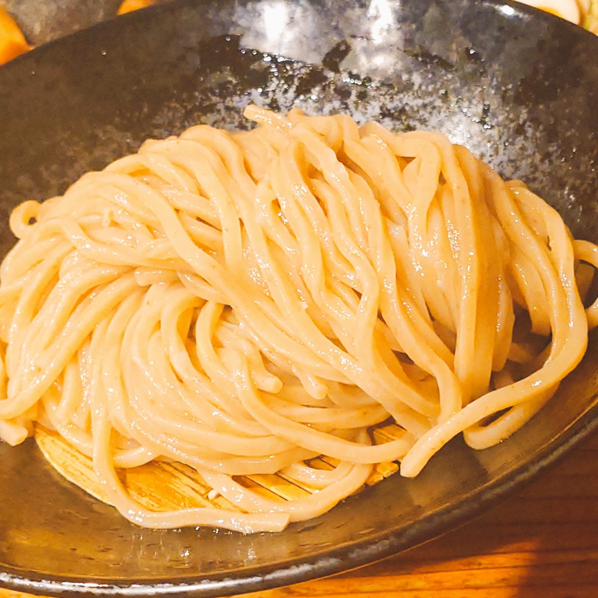 nobumeshi's tweet photo. つけ麺井手@北浜さま
全部乗せつけ麺
トッピングダブル

大阪出張孤独のグルメ😎
モチモチ太麺は食べ応え抜群🤩
粘度高めで旨味がつまったつけ汁と合う😍
手違いで全部乗せが2倍…😅
チャーシューも玉子も旨々😍
本日も完食です😎

#つけ麺井手
#つけ麺
#大阪グルメ
#北浜
#淀屋橋
#ラーメン食べたい https://t.co/fevrOSUKgy