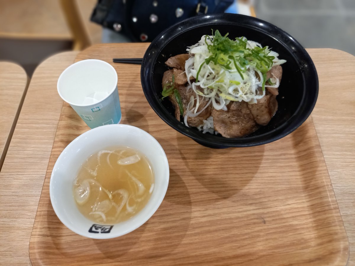 dynam_00095's tweet photo. 豚・タン・豚・タン・豚・タンタン🎵どうも、吾郎です😆
フードコートで良い香りに誘われ、#牛角 さんのねぎ塩豚タン丼を食べました👍
牛タンとは違った味わい😆
昔流行った牛タンゲームが懐かしいです🎵
まぁ、いつも終わらせていた記憶しかありません😆

#ダイナム https://t.co/VHSa5CmdIP
