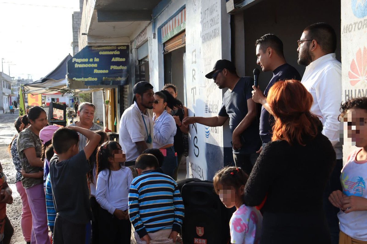 JIvanHerrera_'s tweet photo. 🤝✨ Hoy recorrimos las calles de Santa Lucía, escuchando de cerca a vecinas y vecinos, atendiendo sus inquietudes y compartiendo tiempo con las niñas y niños de la colonia. 💚

Siguiendo la visión de cercanía de nuestro presidente @pepechedrauimx sabemos que la mejor manera de construir una ciudad mejor es caminándola, escuchando a su gente y manteniendo siempre el contacto directo con quienes la viven todos los días. 🌿
#IvanHerrera #MedioAmbiente