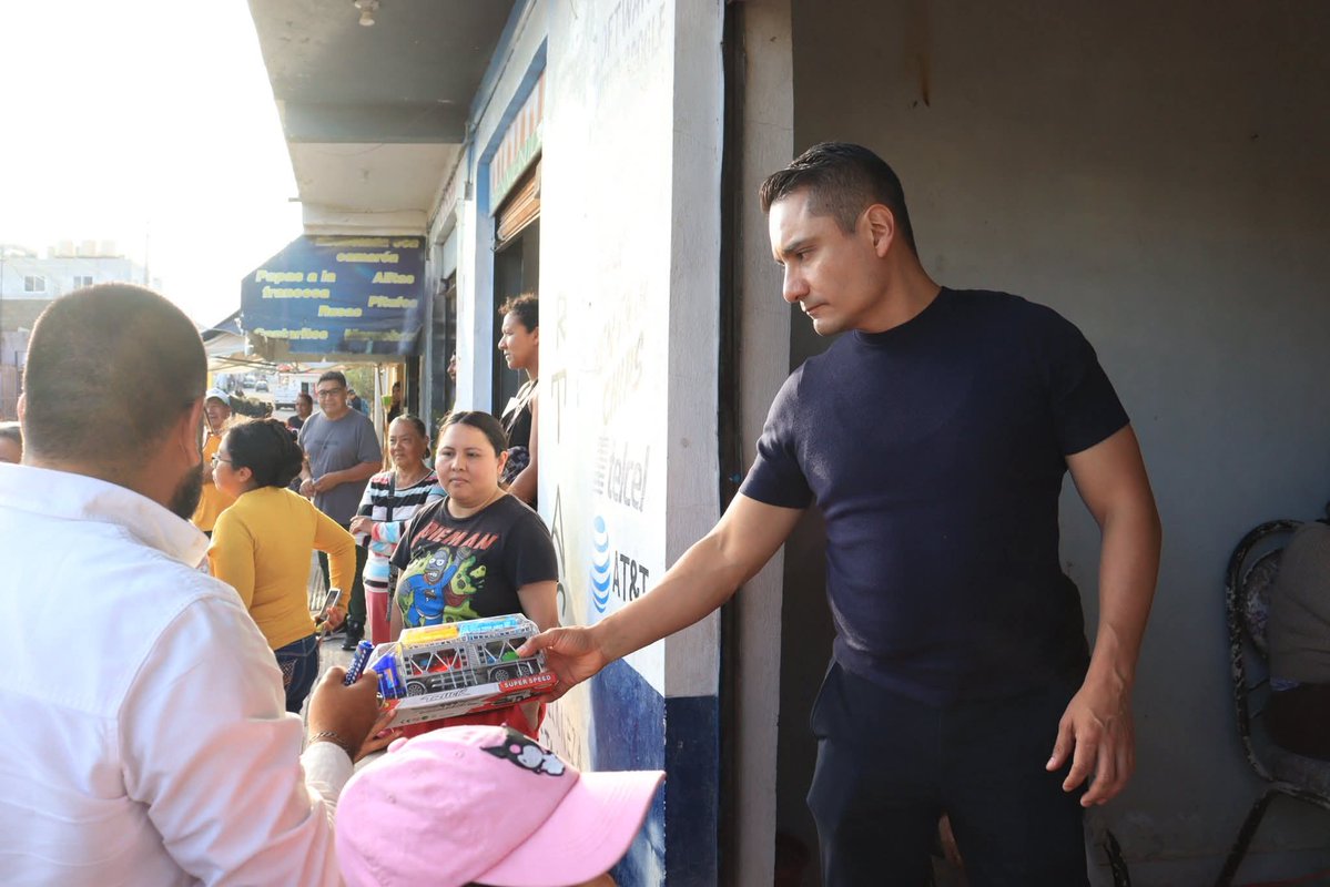 JIvanHerrera_'s tweet photo. 🤝✨ Hoy recorrimos las calles de Santa Lucía, escuchando de cerca a vecinas y vecinos, atendiendo sus inquietudes y compartiendo tiempo con las niñas y niños de la colonia. 💚

Siguiendo la visión de cercanía de nuestro presidente @pepechedrauimx sabemos que la mejor manera de construir una ciudad mejor es caminándola, escuchando a su gente y manteniendo siempre el contacto directo con quienes la viven todos los días. 🌿
#IvanHerrera #MedioAmbiente