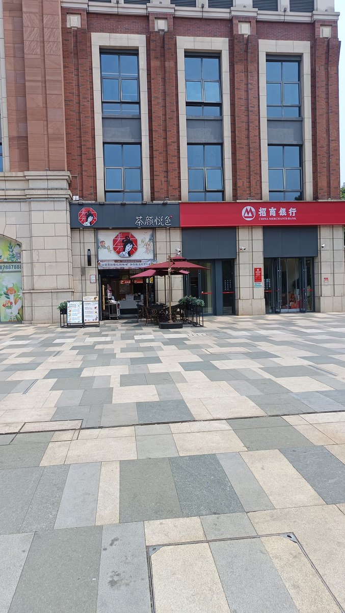 xiaoludog's tweet photo. 地铁2号线杨家湾附近，五环天地茶颜悦色对面花坛（一个茶百道的奶茶袋子装）

寻宝噢今天是被强行开裆的丝袜

#武汉寻宝 https://t.co/LpblYO51RF