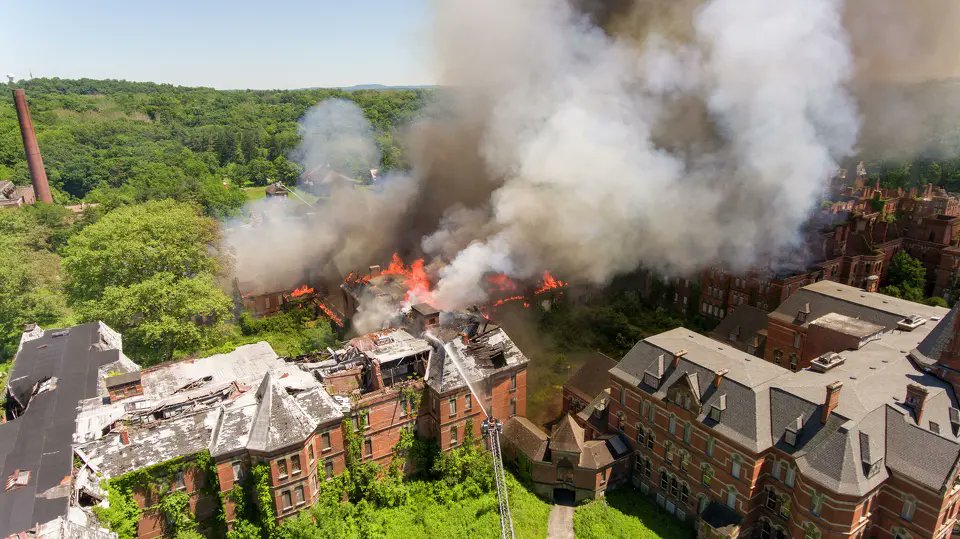 TD_Realty's tweet photo. Giant Hudson Valley historic landmark, that sat vacant for 25 years, burns. Politicians can't put together senior housing or live-work apartments. Plenty of funds for other things. #RealEstate #Historic #Affordable #adaptive #reuse https://t.co/WBzjKGMTXC