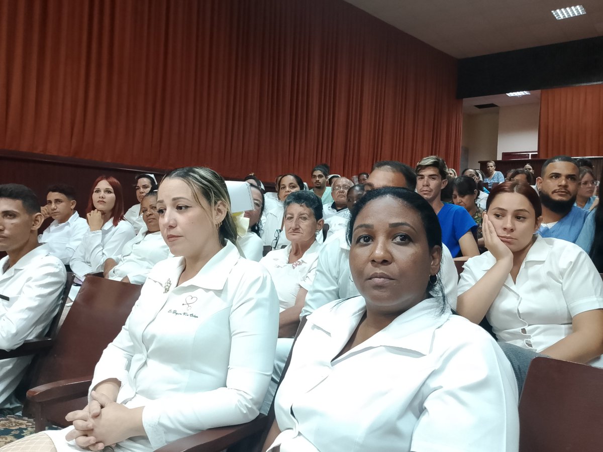dr_hancel's tweet photo. El reconocimiento a los jóvenes y a los que a pesar de los años aún se mantienen activos estuvo presente en la gala político cultural en @hvil como cierre de la Jornada de Enfermería con #HonorHolguinero
#CubaPorLaVida
@MINSAp https://t.co/bom7lVpXXt