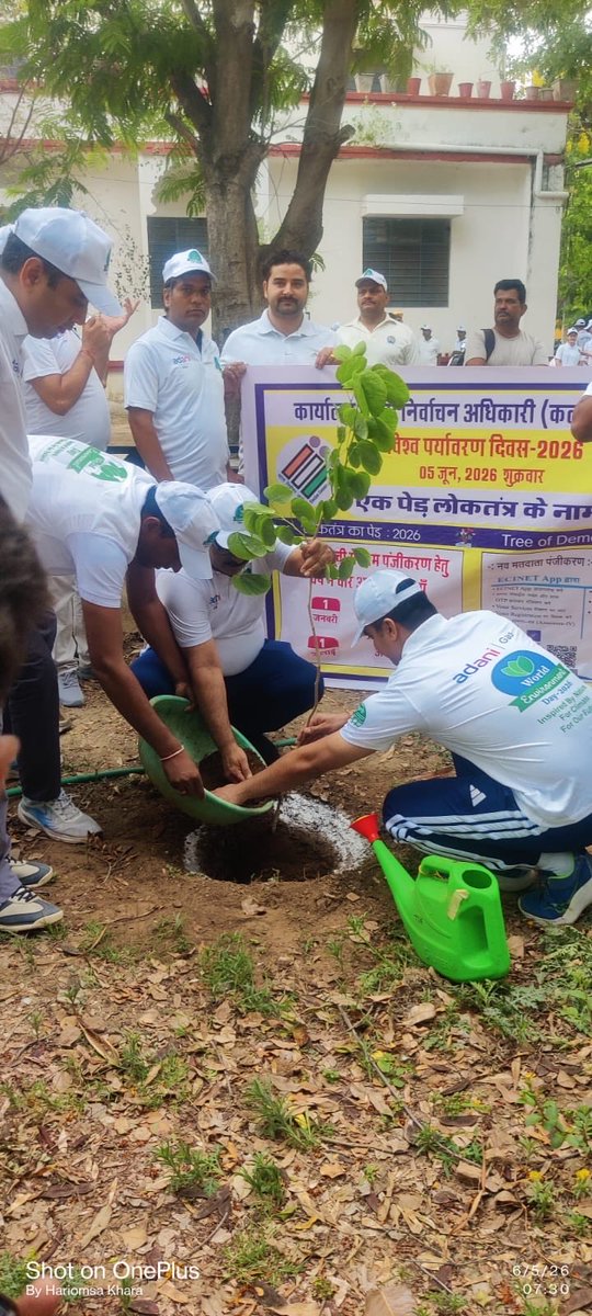 CeoRajasthan's tweet photo. 🌳 एक पेड़ प्रकृति के लिए, एक संकल्प लोकतंत्र के लिए।
✅ 5 जून को विश्व पर्यावरण दिवस पर “#एक_पेड़_लोकतंत्र_के_नाम” अभियान के तहत राजसमन्द में @DmRajsamand श्री अरुण कुमार हसीजा ,जिला पुलिस अधीक्षक श्री हेमंत कलाल, सहित वन विभाग की टीम द्वारा पौधारोपण 🪴🪴
✅पौधारोपण करें, पर्यावरण बचाएं, लोकतंत्र मजबूत बनाएं 🙌

#WorldEnvironmentDay #TreeOfDemocracy #SVEEP #RajasthanVotes
#ECI #Savetrees 
@ECISVEEP @DIPRRajasthan 
@rajeduofficial @ccerajasthan 
@DDNational @airnews_jaipur 
@ForestRajasthan