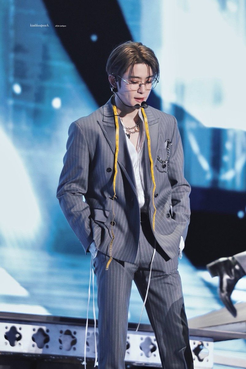 _jeongjaem's tweet photo. ดีไซน์เนอร์สูทหล่อ https://t.co/kmC0OYnnf0
