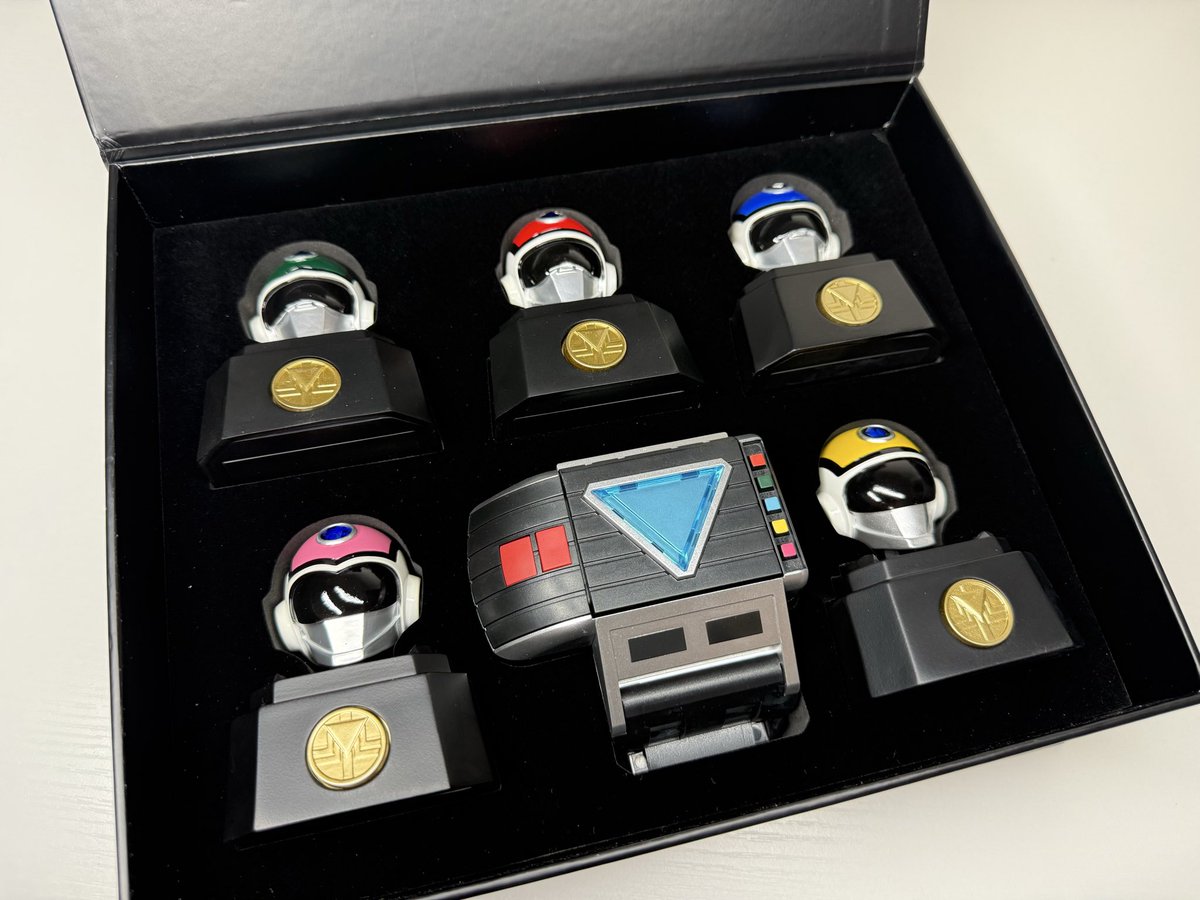 CCLemon99's tweet photo. Overall: This Flashman 40th set is extremely cool. I’ve seen some really cool Youtube content from Korea about this.

I don’t like the scaled up size, but Bandai has been doing the same.

My question is…

Where was Bandai?? Super Sentai Henshin Items are sacred, I’m surprised. https://t.co/EP4LIodops