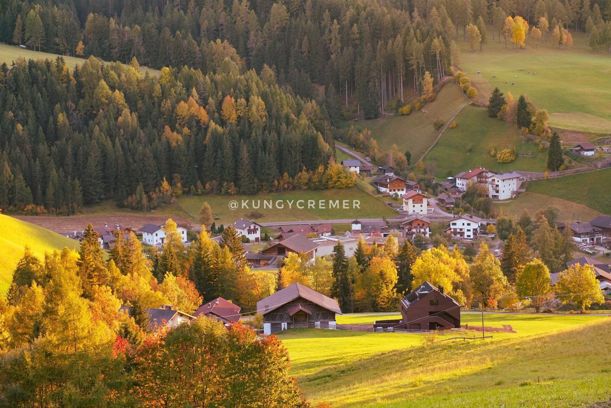 KungyCremer's tweet photo. รีวิวแบบด่วน จากอิตาลี!! 🇮🇹

เมื่อวานนี้จากนักท่องเที่ยว กลายเป็นผู้ประสบภัย เพราะท้องฟ้ามีเมฆเป็นส่วนใหญ่บดบังทิวทัศน์ ในจุดที่สวยที่สุดแห่งหนึ่งของ Dolomite ปิดยอดเขาจนมิด สุดท้ายเลยตัดสินใจไม่ขึ้น แล้วเก็บไว้เป็นเหตุผลให้ต้องกลับมาอีกครั้ง 😁

📍St. Magdalena อีกหนึ่งไฮไลท์ที่ห้ามพลาดของ Dolomite

รูปนี้เป็นภาพจากทริปปลายปีก่อน ช่วงใบไม้เริ่มเปลี่ยนสี พื้นหญ้าสีทองตัดกับโบสถ์เล็กกลางหุบเขา และฉากหลังเป็นแนวภูเขา Odle เป็นวิวที่สวยแบบไม่ต้องแต่งเติมอะไรเพิ่มเลย แค่ยืนมองก็เข้าใจว่าทำไมที่นี่ถึงกลายเป็นภาพจำของโดโลไมท์สำหรับใครหลายคน 🍂

ถนนที่เข้ามาหมู่บ้านนี้ค่อนข้างแคบและคดเคี้ยวพอสมควร ถ้ามีรถท้องถิ่นขับจี้ท้ายมา อย่ากดดัน ขับไปตามความสามารถของเรา ถ้ามีที่เบี่ยงค่อยแอบให้เขาไปก่อน จอดรถแล้วเดินขึ้นมาประมาณ 2 กม. ก็ถึงจุดชมวิวมุมมหาชน คนมากมายมหาศาลในช่วงพระอาทิตย์ตกดิน แต่เป็นความวุ่นวายที่ยอมรับได้ เพราะวิวตรงหน้าคุ้มค่ากับการเดินขึ้นมาจริงๆ

#travel #dolomite #autumn