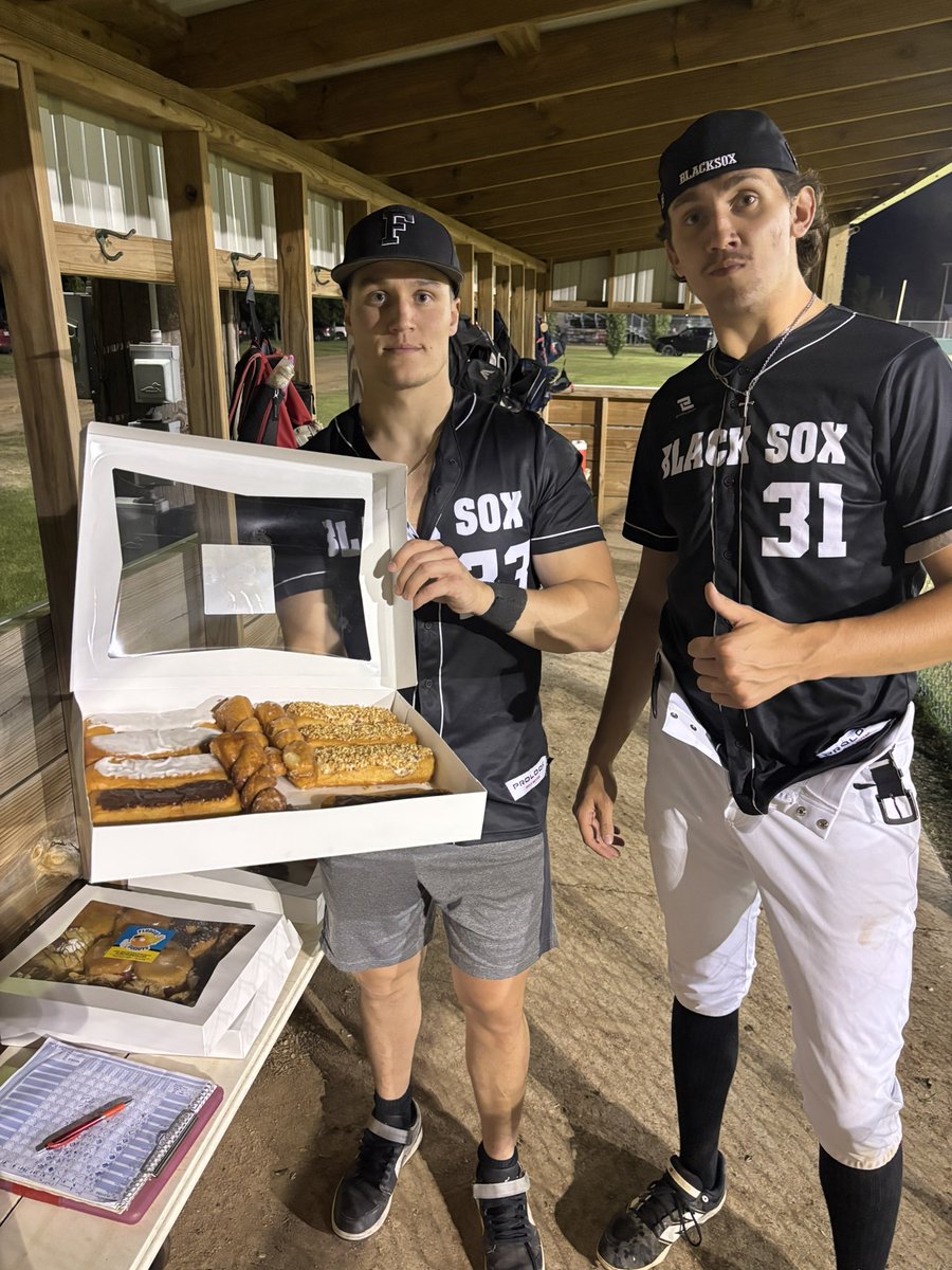 FreemanAmateur's tweet photo. The Sox top the Mad Frogs 17-5. Boo Sage squeaks one over the left field wall. Fiegen hits a MOONSHOT that landed near Dolton. Fiegen also gives up a little Mickey Mouse wind blown Homer to Connor Merriam of the @MennoMadFrogs. Both teams enjoyed donuts after the game from Evan S https://t.co/nWSRhf6peL