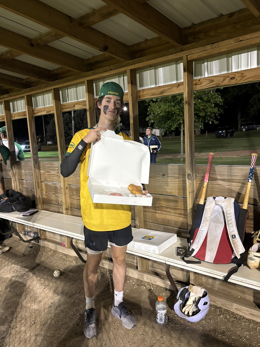 FreemanAmateur's tweet photo. The Sox top the Mad Frogs 17-5. Boo Sage squeaks one over the left field wall. Fiegen hits a MOONSHOT that landed near Dolton. Fiegen also gives up a little Mickey Mouse wind blown Homer to Connor Merriam of the @MennoMadFrogs. Both teams enjoyed donuts after the game from Evan S https://t.co/nWSRhf6peL