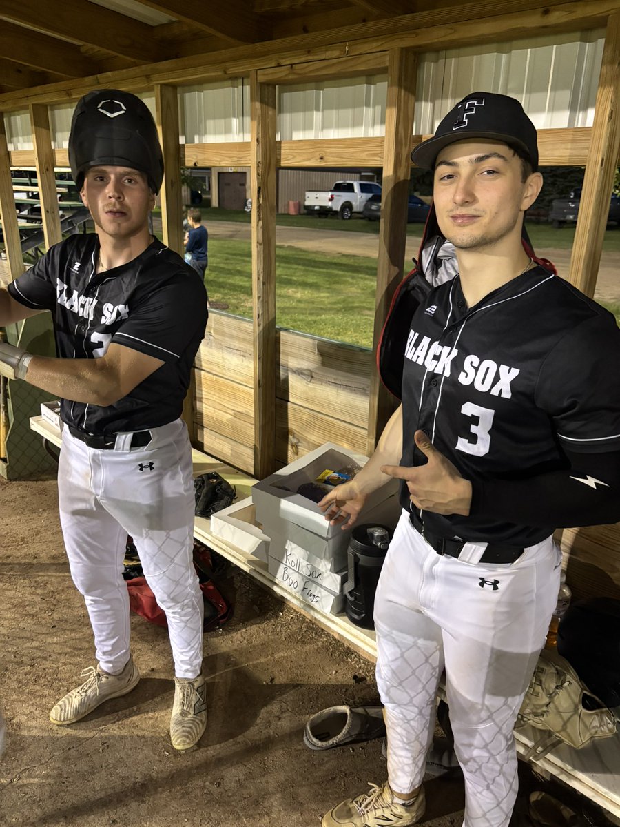 FreemanAmateur's tweet photo. The Sox top the Mad Frogs 17-5. Boo Sage squeaks one over the left field wall. Fiegen hits a MOONSHOT that landed near Dolton. Fiegen also gives up a little Mickey Mouse wind blown Homer to Connor Merriam of the @MennoMadFrogs. Both teams enjoyed donuts after the game from Evan S https://t.co/nWSRhf6peL