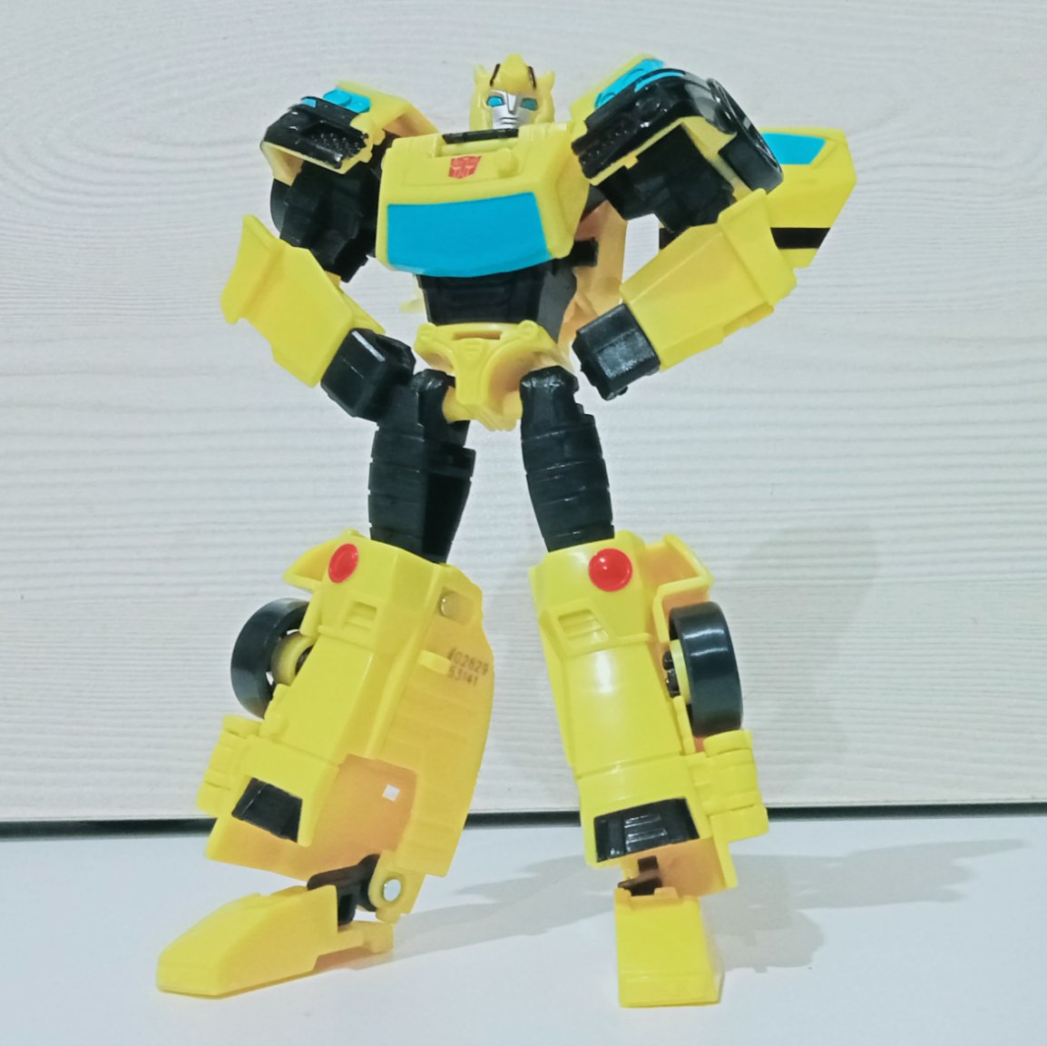 Powerglide1985's tweet photo. @0KULTRA__ @ImSaberdust May I suggest getting this Cyberverse Bee :P (It's the prime changers deco) https://t.co/4yBSbxFz15