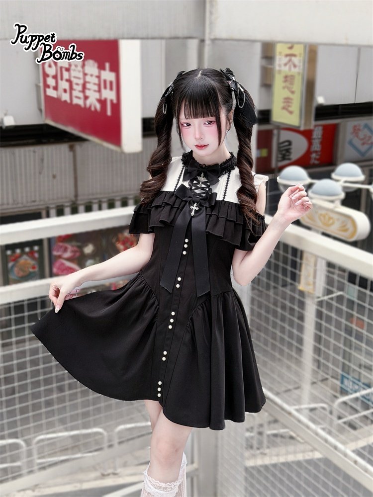 toalicejapan's tweet photo. ❤️ToAliceJapan❤️

\ New Arrival /
6月4日(木)発売🌟新作アイテムが登場🎀

🖤PuppetBombs🖤

・十字架レースアップオフショルダーワンピース　¥12,100
⇢🛒https://t.co/KZ7fH0EazQ

カラー：ブラック
（サイズ:S/M/L）

🖤PuppetBombs一覧⇩
［https://t.co/U6Ectgzq64］
#PuppetBombs #PuppetBombs新作