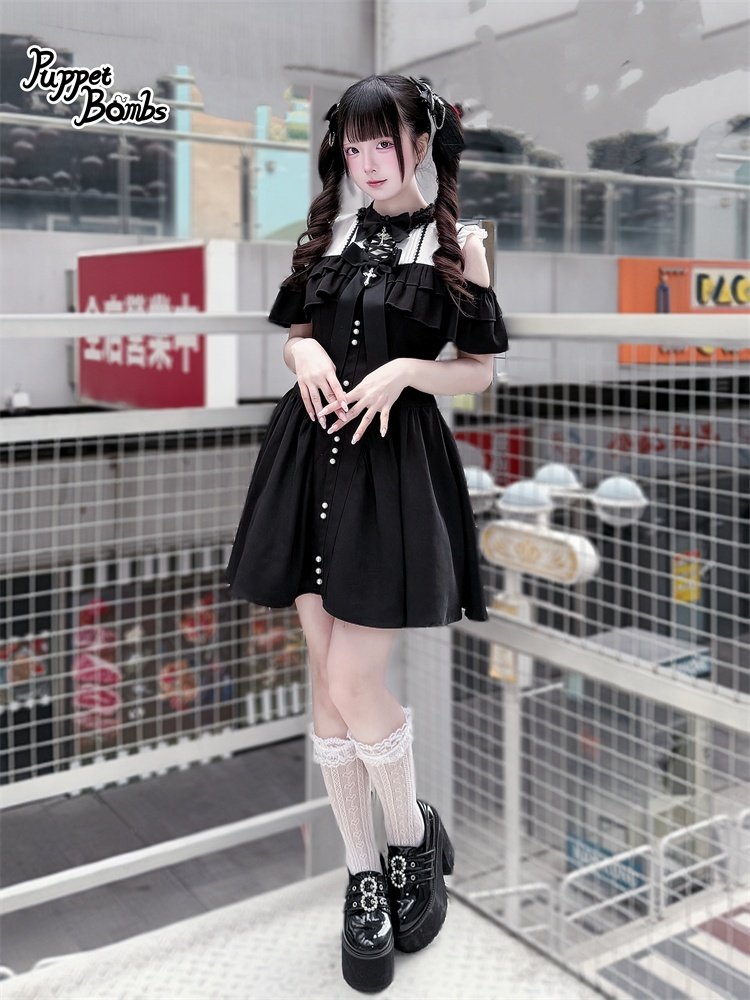toalicejapan's tweet photo. ❤️ToAliceJapan❤️

\ New Arrival /
6月4日(木)発売🌟新作アイテムが登場🎀

🖤PuppetBombs🖤

・十字架レースアップオフショルダーワンピース　¥12,100
⇢🛒https://t.co/KZ7fH0EazQ

カラー：ブラック
（サイズ:S/M/L）

🖤PuppetBombs一覧⇩
［https://t.co/U6Ectgzq64］
#PuppetBombs #PuppetBombs新作