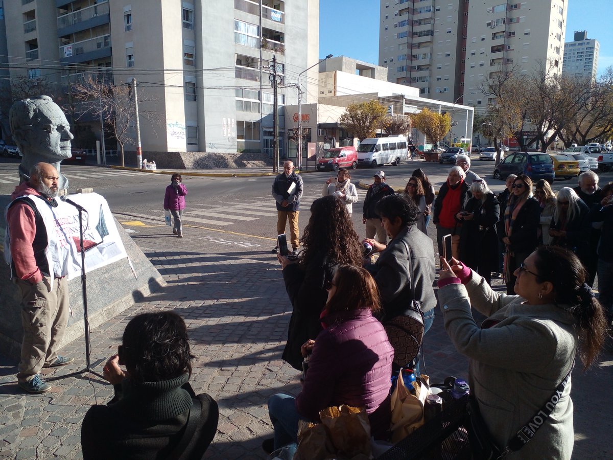 spneuquen's tweet photo. #Neuquén nos reunimos este #7Junio por el día de los y las periodistas en el monumento Rodolfo Walsh
🧭 11hrs 📌#7J #domingo 
💪en defensa de nuestro Estatuto de Periodista Profesional 🔍 En lucha por salarios dignos
Nos encontramos 🧉🥐en la Plazoleta del/y la Periodista https://t.co/D9Ko5T3NOr