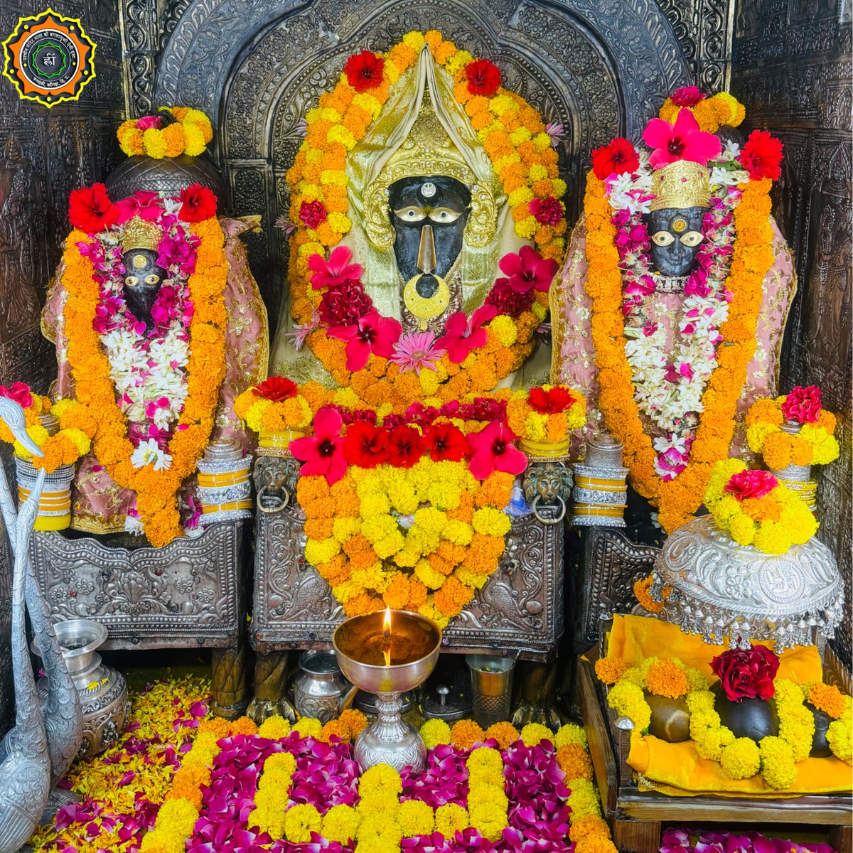 MaaBaglamukhii's tweet photo. श्रृंगार दर्शन ।।
॥ ॐ ह्लीं बगलामुखी सर्व दुष्टानां वाचं मुखं पदं स्तंम्भय जिव्हां कीलय बुद्धिं विनाशय ह्लीं ॐ स्वाहा ॥ 👣जय माँ बगलामुखी जी 👣🌹आज के अलौकिक दर्शन🌹 5th June 2026 ✨Mahant Shri Rajat Giri ji ✨ https://t.co/eBLrh0MGDY
