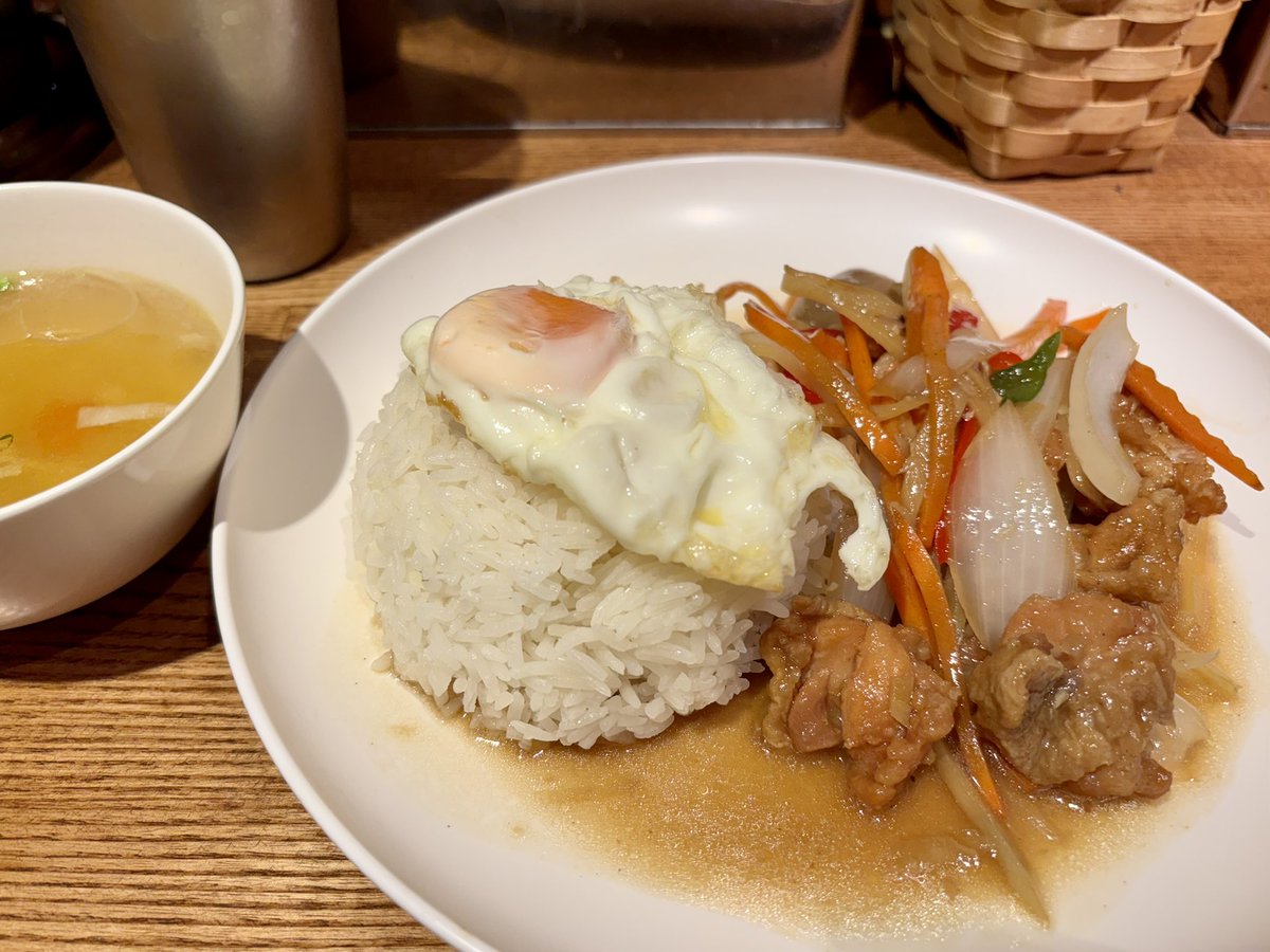 Hadronika's tweet photo. 何かタイ料理 https://t.co/5NqcsxojKq