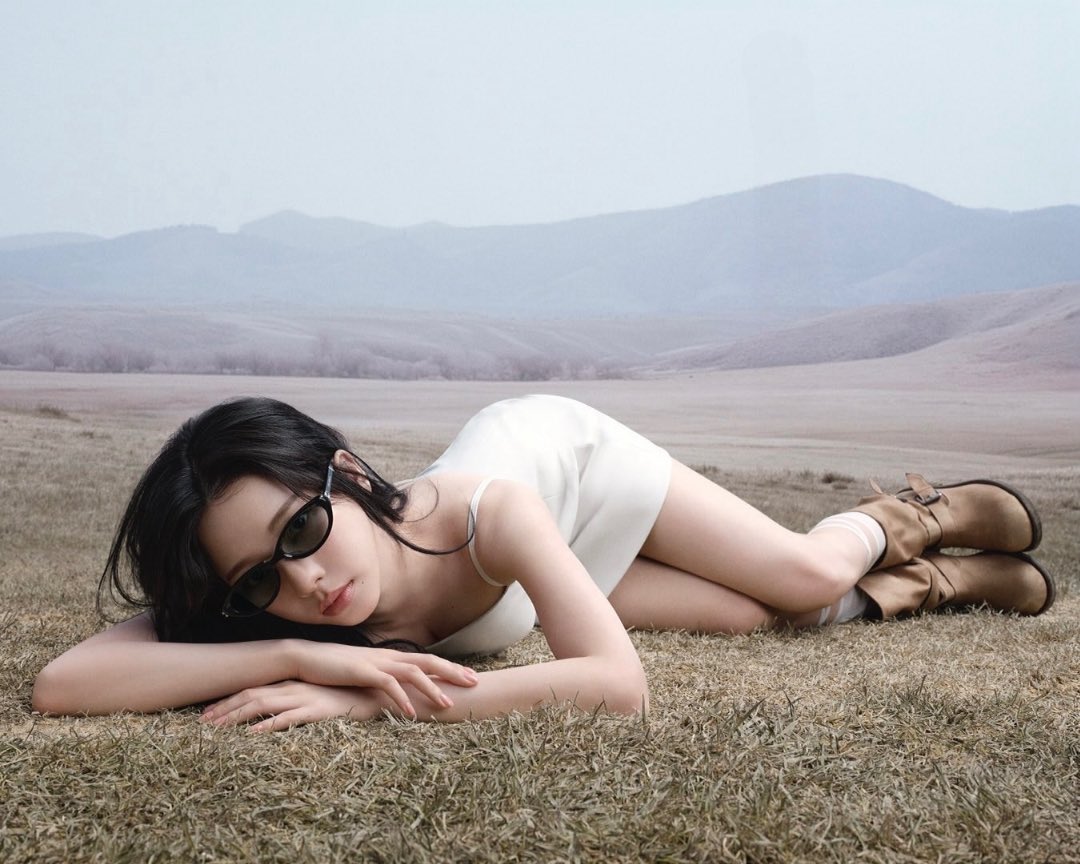 butchelors's tweet photo. whats with her and this pose?? https://t.co/erUTtnK38t