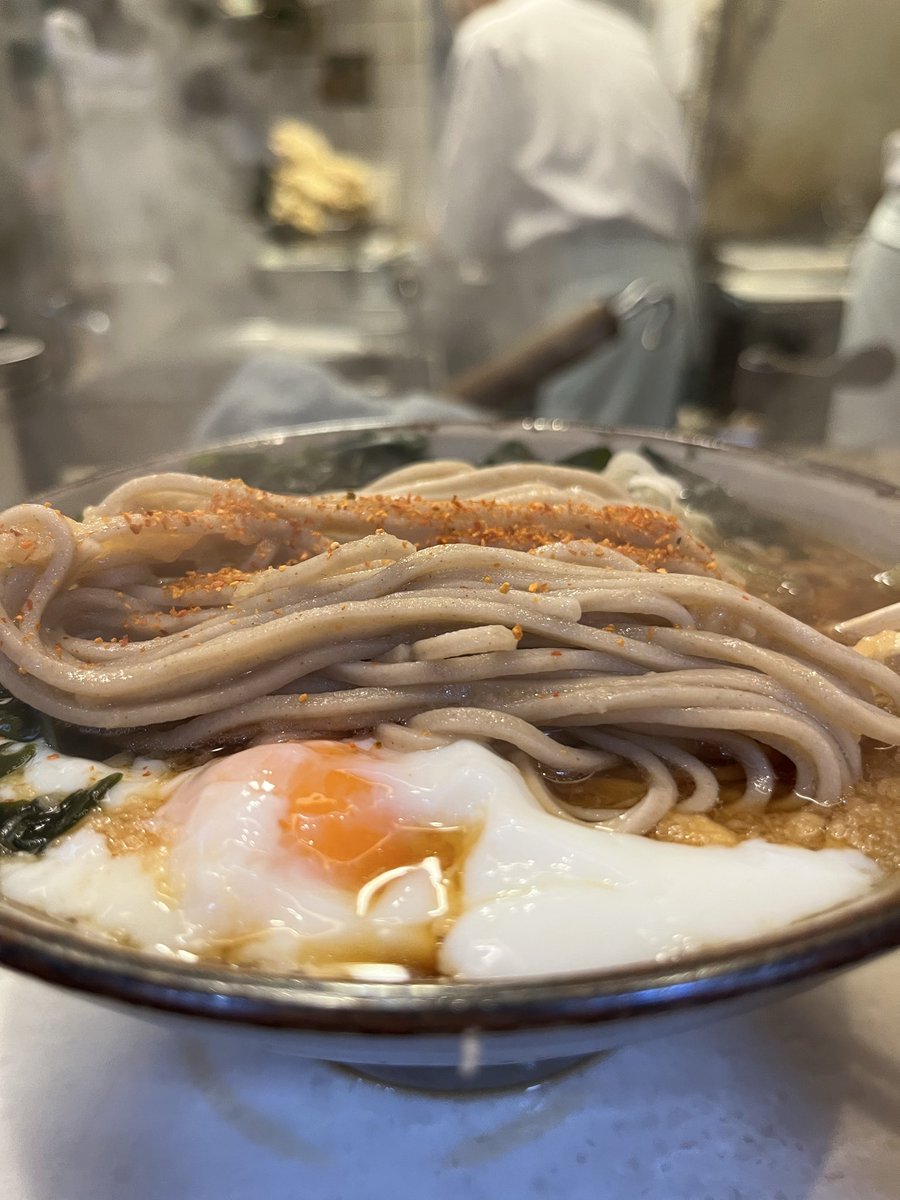 Polthm's tweet photo. かめや 新宿店 たぬきそば わかめ 玉子
久々に涼しいこの日、貴重な温ツユチャンスってことでこちら
かめや新宿店のツユはまたもブレることなく最高の出来栄え
これと生そばだけでもう完成するレベルですよ…
そこにたぬきの旨みがオンすればもう神がかり的美味さ
ご馳走様です
#かめや #立ち食いそば https://t.co/BMoHbLLFNX