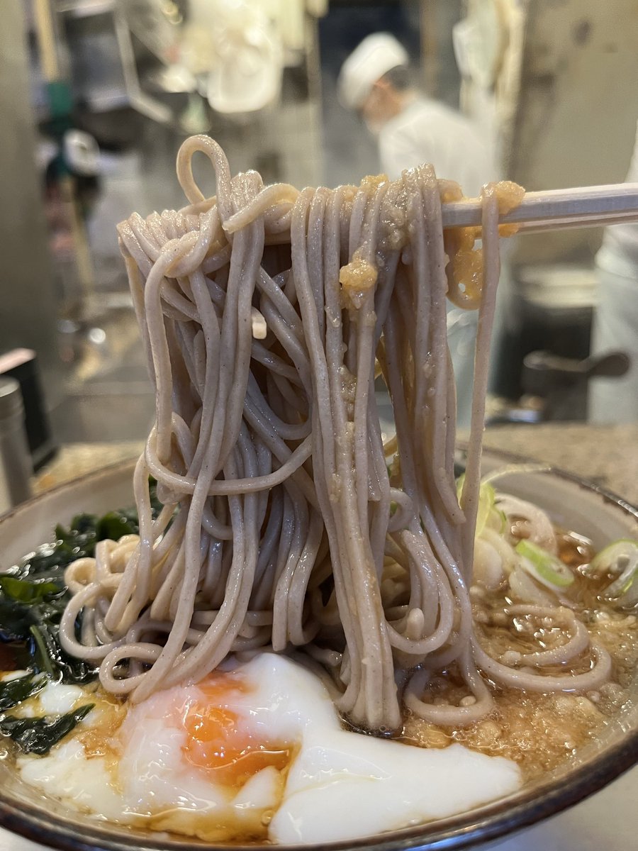 Polthm's tweet photo. かめや 新宿店 たぬきそば わかめ 玉子
久々に涼しいこの日、貴重な温ツユチャンスってことでこちら
かめや新宿店のツユはまたもブレることなく最高の出来栄え
これと生そばだけでもう完成するレベルですよ…
そこにたぬきの旨みがオンすればもう神がかり的美味さ
ご馳走様です
#かめや #立ち食いそば https://t.co/BMoHbLLFNX