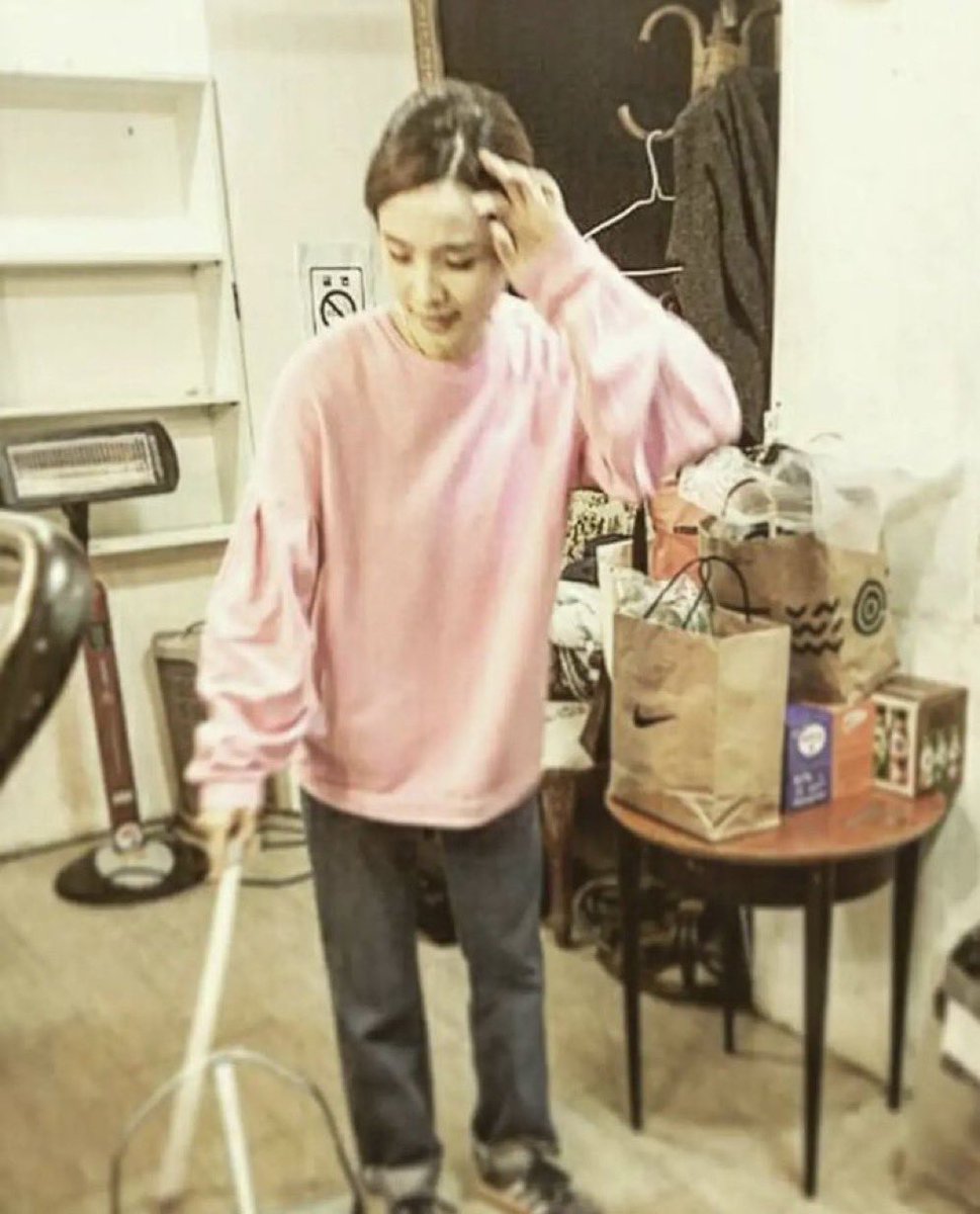 universtared's tweet photo. 그 바쁘고 가녀린 사람이 창고 정리나 무대 철거 등 험한 일들도 가리지 않고 도왔어요.

ㅜㅜ       으리링아지.. 🫳🫳🫳
너무조아 https://t.co/Vnwc1A8mel