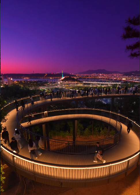 classone_jp's tweet photo. 【ソウル最新スポット】
夜景をパノラマで独り占めできる場所、見つけてしまいました…🤫🌃

龍王山（ヨンワンサン）に新しくできたスカイウォークなのですが、たった10分ほどサクッと登るだけで、ソウル中が一望できる最高の絶景が広がっているんです🥺✨

今の時期、夜風を感じながら景色を眺めるお散歩は本当に最高です💙

まだあまり知られていない
最新スポットなので穴場です…！

韓国の夜も大満喫したい方は、
ぜひこの投稿を【保存】して次の渡韓スケジュールに入れてみてください🌙👇

📍龍王山スカイウォーク (용왕산 스카이워크) 
✔ソウル 陽川区 龍王亭（ヨンワンジョン）キル 43 ✔24時間開放（なんと入場無料✨）