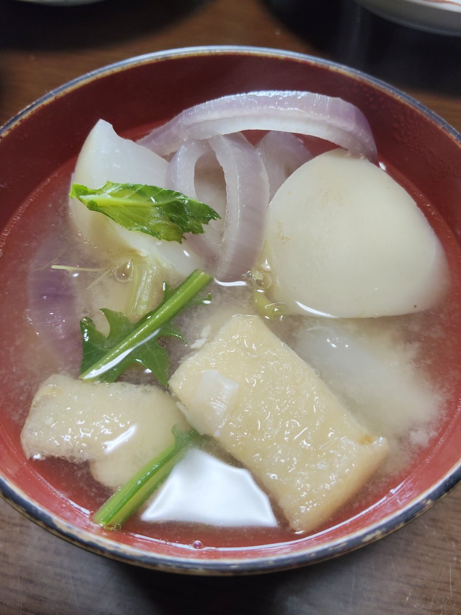 hinata0314haiku's tweet photo. ロスヘルは主婦の福袋。

・企画外野菜を使い切るときに
なんだかばえる味噌汁になる
#短歌 https://t.co/pS35rNNyA7