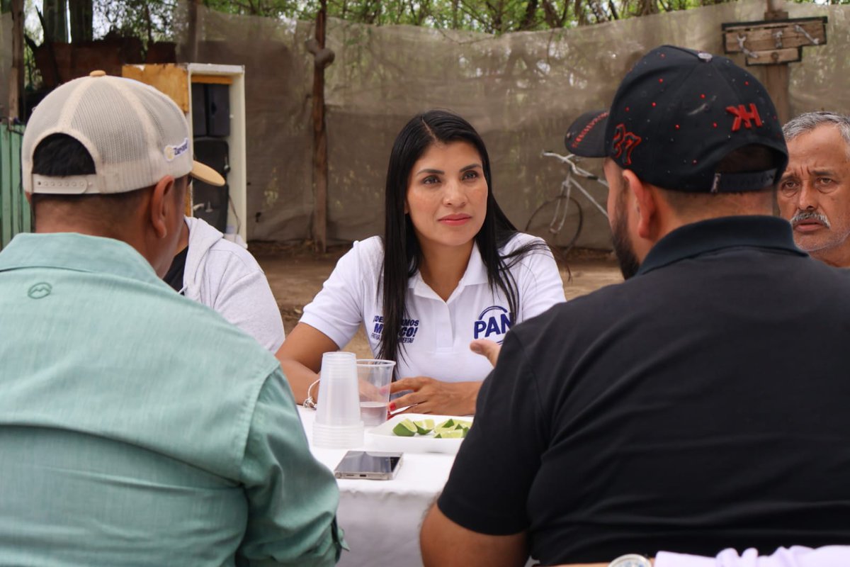 VeroRdzSLP's tweet photo. Seguimos recorriendo nuestras calles, colonias y comunidades porque en el @PANSLP lo tenemos muy claro: lo más importante es escuchar a la gente y estar hombro a hombro con ella 👣💙

​Continuamos llevando el mensaje de #AcciónNacional, porque lo más importante, es que #AhoraTeTocaATi ser el verdadero cambio en SLP, no de palabra, registrándote como candidato(a) en nuestro partido.