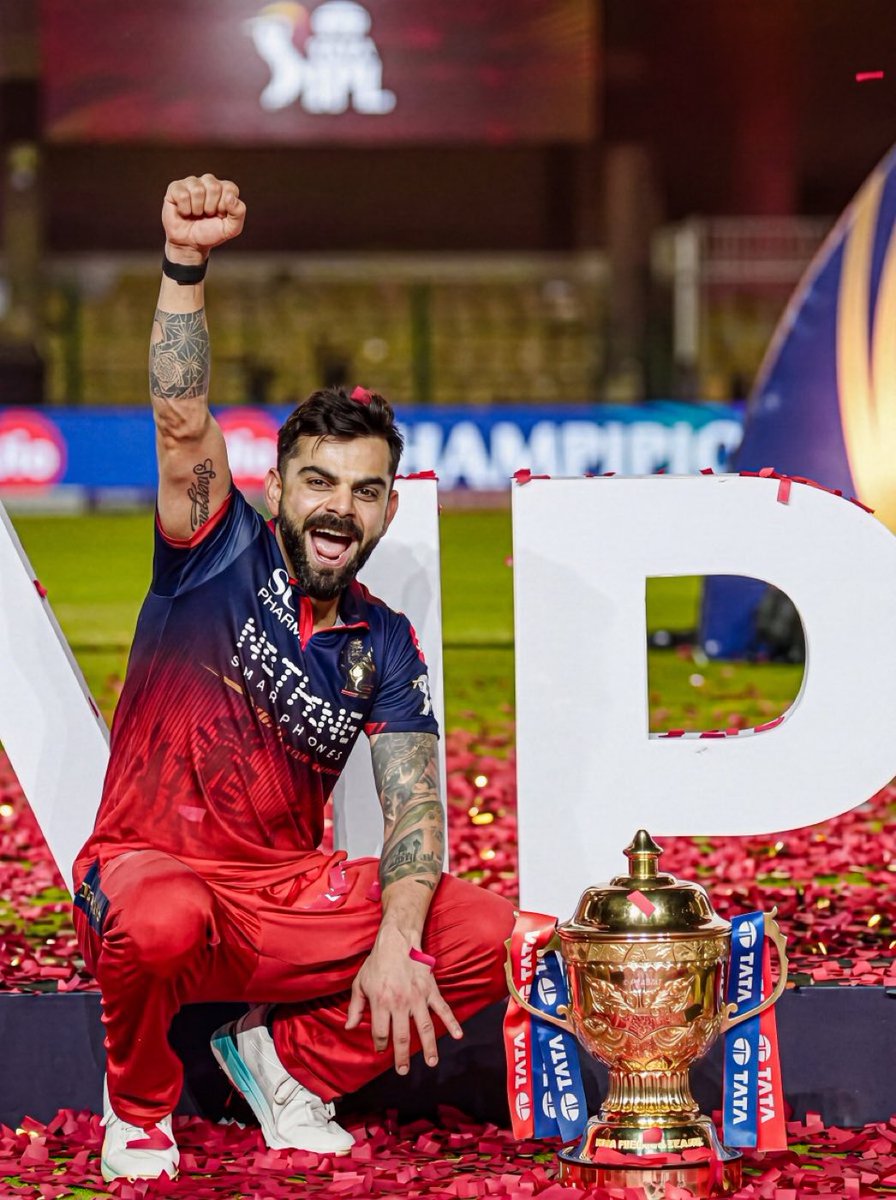 nammateamrcb's tweet photo. Finally a good picture of kohlii with trophy 😭❤️
Aura of this pic 🔥🔥🔥❤️❤️ https://t.co/znS9Njq8ji