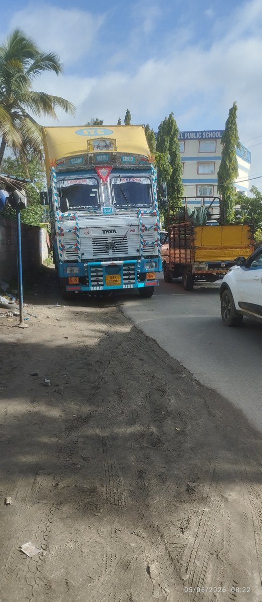 kanasugaaranu's tweet photo. @blrcitytraffic 
ಕೆಂಗೇರಿ ಉತ್ತರಹಳ್ಳಿ ರಸ್ತೆ ಕೃಷ್ಣಪ್ರಿಯ ಹಾಲ್ ಹತ್ತಿರ ಕೆಟ್ಟು ನಿಂತಿದೆ ದಯವಿಟ್ಟು ತೆರವುಗೊಳಿಸಿ https://t.co/hyAs0hyO4M