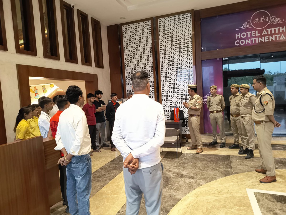 ghazipurfire's tweet photo. महानिदेशक,  UPF&amp;ES के निर्देशानुसार  #cfogzr द्वारा स्कीम नं 5 के अंतर्गत होटल/भवनों में अग्निसुरक्षा के दृष्टिगत निरीक्षण किया गया। भवन में मानकों के अनुसार अग्निशमन व्यवस्थायें, अवरोधमुक्त निकास,फायर अलार्म,विद्युत सुरक्षा ऑडिट के संबंध में निर्देशित किया। https://t.co/vwOkNfvqOX