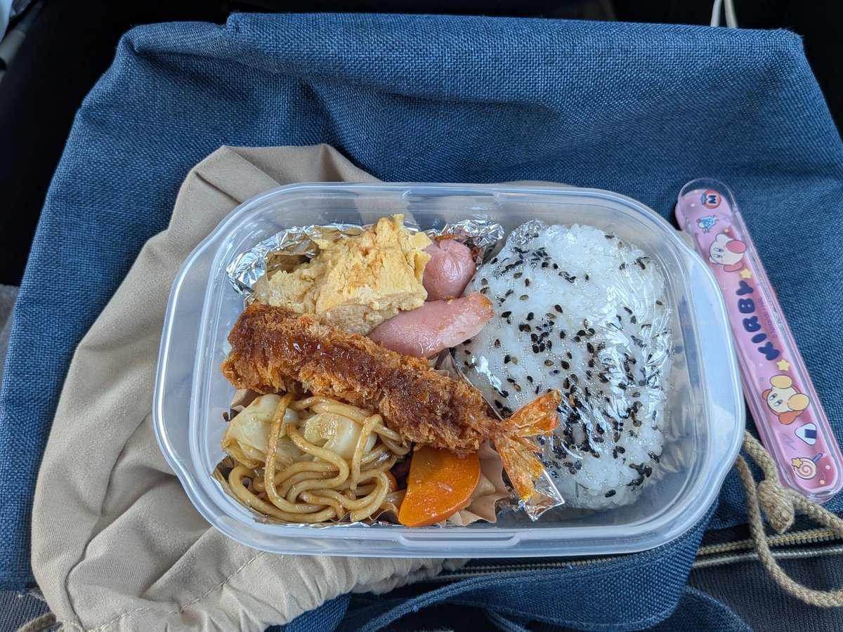 can_nee_'s tweet photo. 今日のお弁当（久々に上げるな〜）

旦那氏は三段弁当だから
私よりおかずの数が倍になり
味噌汁が＋される。

旦那氏は最近
土曜日も仕事になり
おかずのレパートリーに悩む日々。 https://t.co/blWObly71v