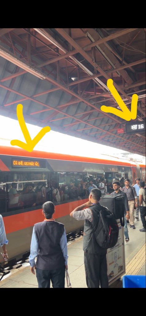 alladubhaskar's tweet photo. Train no. 22439 (VB)

• Train departed 3 hours late from Ndls
• IRCTC SMS mentioned the wrong date (95 instead of 5 June)
• Coach position display at NDLS was incorrect

These are basic operational issues that need improvement. 
@RailwayNorthern 
@RailMinIndia @IRCTCofficial https://t.co/zv6JzY65r5