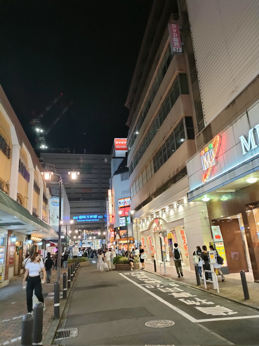 HAKATAmon2468's tweet photo. 福岡天神はこういう雰囲気が凄く良いなと
個人的にあまりここらへんは再開発とかしないでほしいかなと https://t.co/zxTdsYEF2x