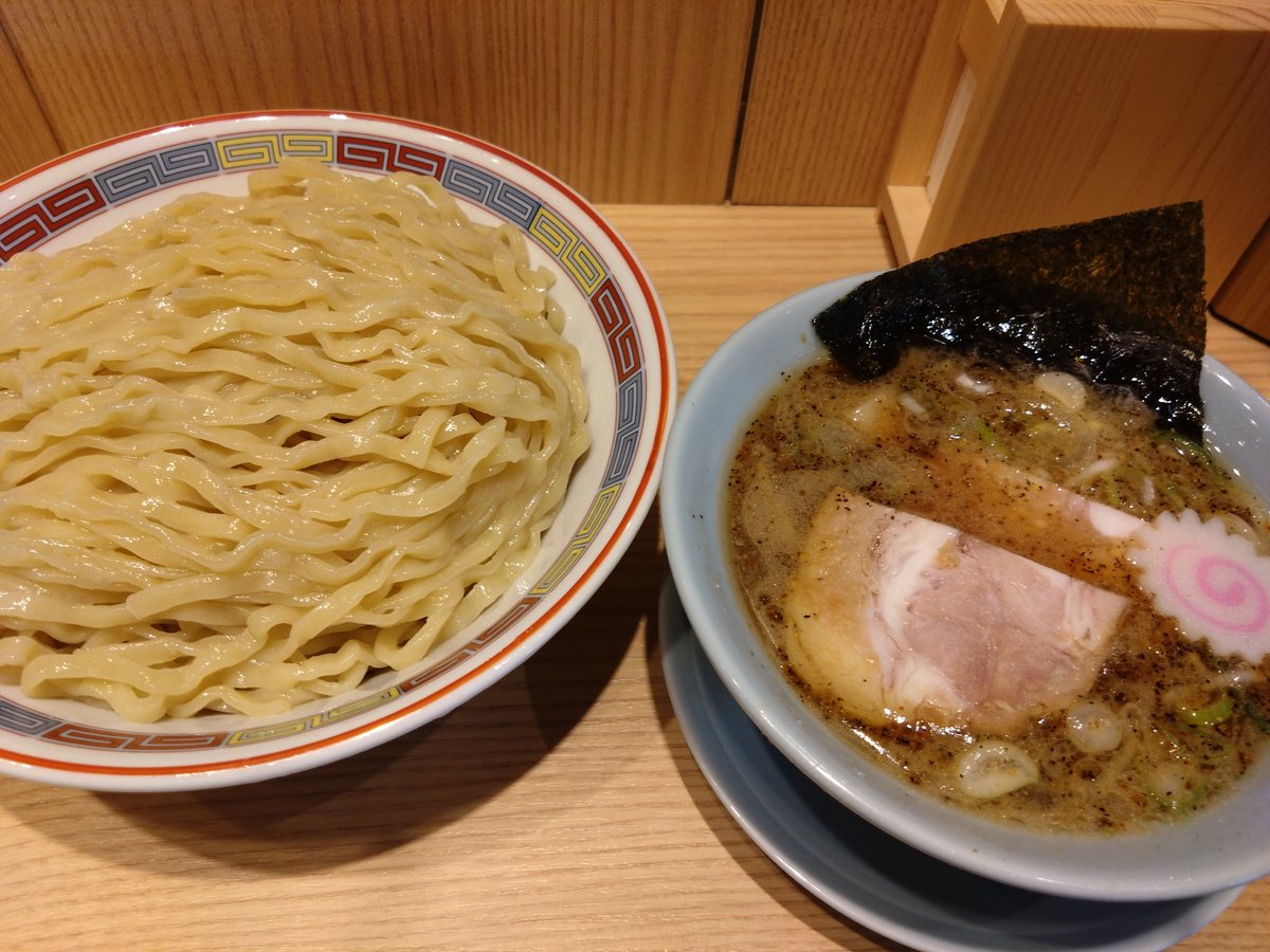 TOK3881's tweet photo. ラーメン久臨  御茶ノ水駅構内  新店舗
つけめん 大
六厘舎の系列店との事だが
六厘舎のイメージの濃厚な魚介の香るつけ汁ではなく
動物系の醤油ベースのブラックペッパーの香るコクのあるつけ汁に
これまた六厘舎のイメージではない
中太の平打ち麺で食べやすく美味 https://t.co/rfCHNls5ob