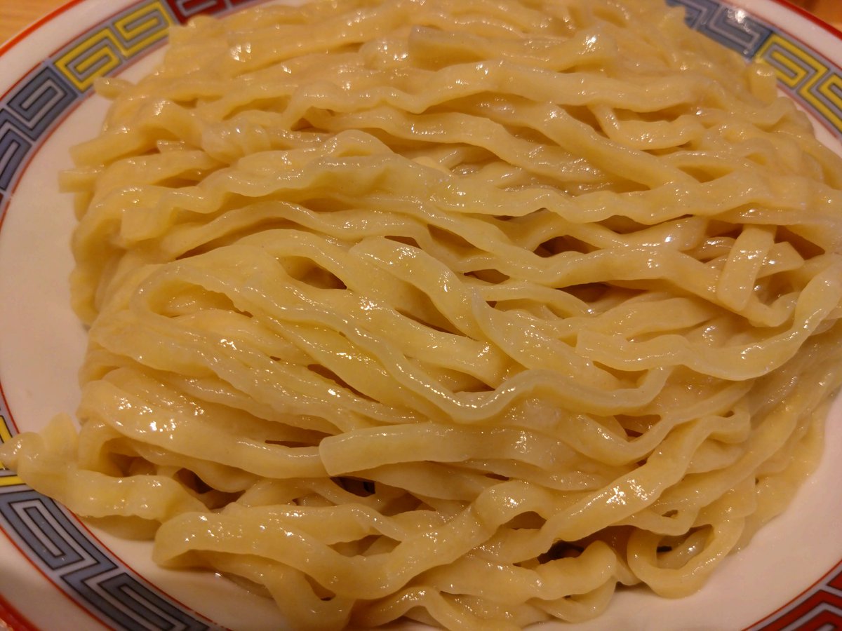 TOK3881's tweet photo. ラーメン久臨  御茶ノ水駅構内  新店舗
つけめん 大
六厘舎の系列店との事だが
六厘舎のイメージの濃厚な魚介の香るつけ汁ではなく
動物系の醤油ベースのブラックペッパーの香るコクのあるつけ汁に
これまた六厘舎のイメージではない
中太の平打ち麺で食べやすく美味 https://t.co/rfCHNls5ob
