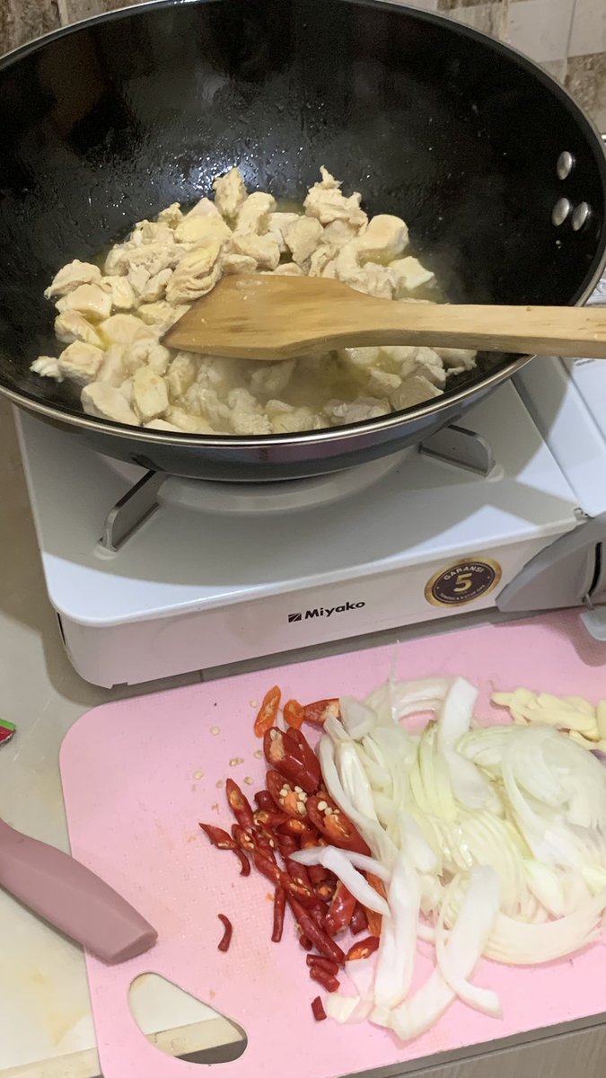 mcfluryyo's tweet photo. kegiatan akhir-akhir ini memasak memasak dan memasak 🙆🏻‍♀️💗 https://t.co/1VnGBg6SpE